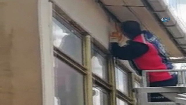 Çatıya sıkışan Ebabil kuşunu itfaiye kurtardı