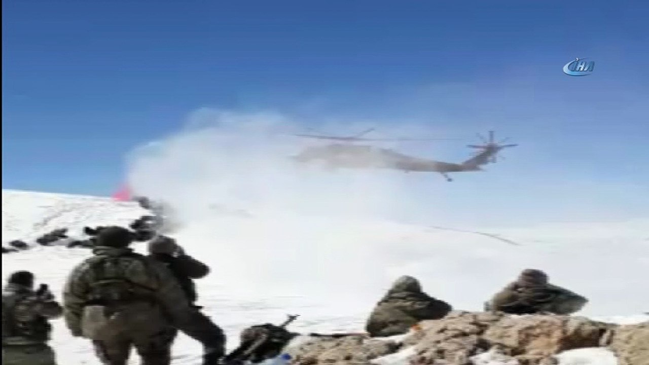Yaklaşık 1 metre karda nöbet tutuyorlar... Mehmetçiğin Kato Dağı'nda helikopterlerle nöbet değişimi kamerada
