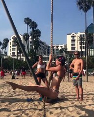 Cette femme n’a besoin que de ses bras pour monter à la corde