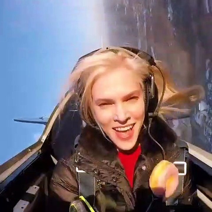 Cette fille doit manger un Donut pendant un vol en avion de voltige