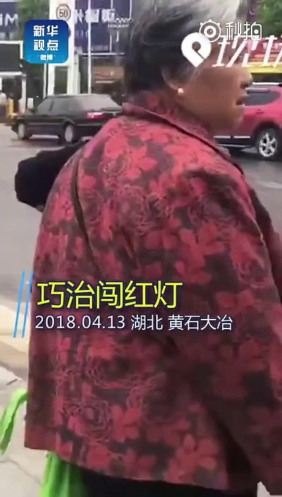 Une ville installe un pulvérisateur d’eau à un passage piétons pour les empêcher de traverser au feu rouge