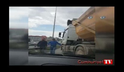 E-5 Otoyolu'nda kamyoncu teörü cep telefonu kamerasında