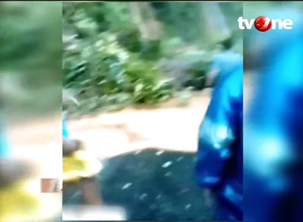 Detik-detik Tebing 70 Meter Longsor Timbun Kendaraan