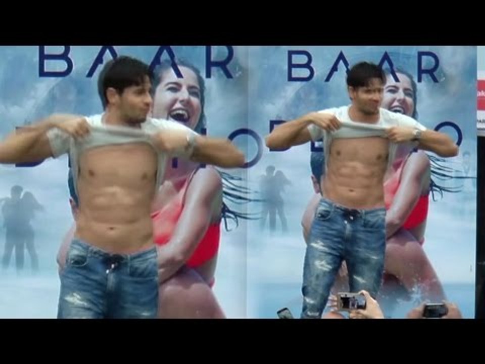 Siddharth Malhotra Shows His Six-Pack Abs In Public