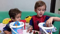 Paulinho e Toquinho Abrem Balde da Peppa Pig e Super Wings com Brinquedos