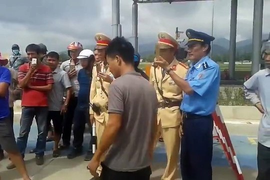 CSGT Quảng Bình làm ngơ để tiếp thị sữa đánh tài xế vi phạm giao thông