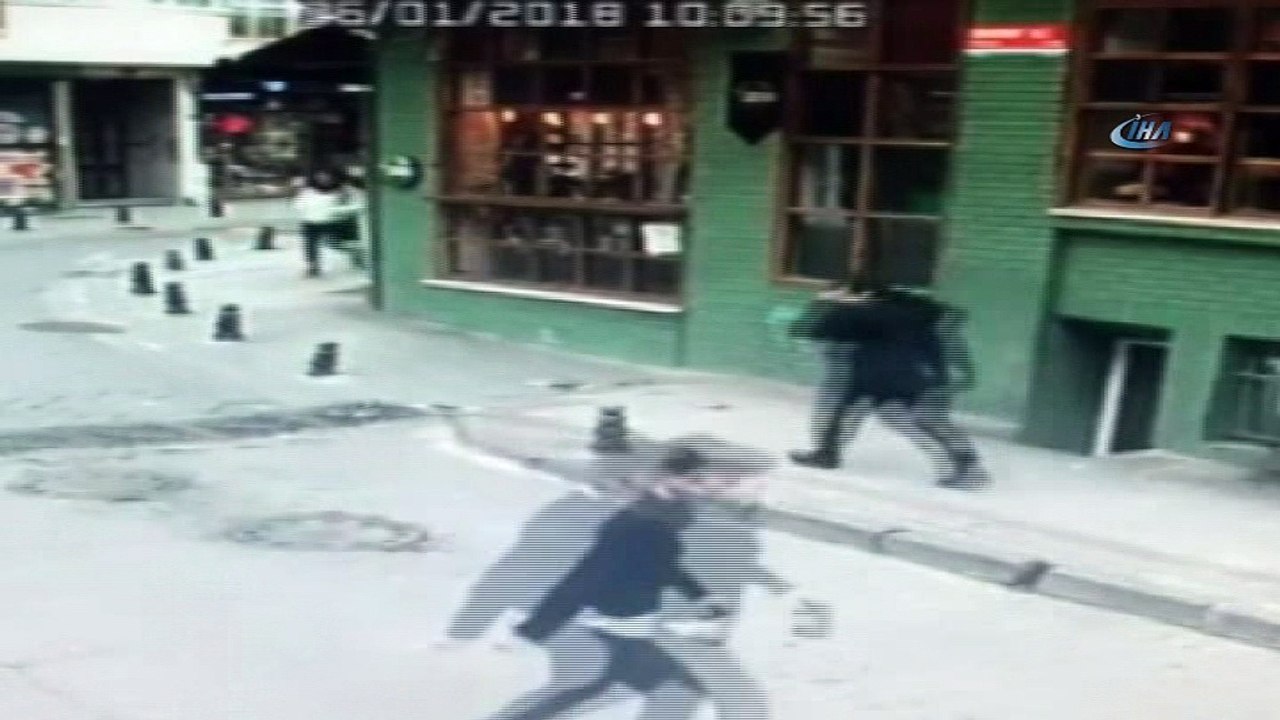 Kadıköy’de liseli genç kıza yumruk atan saldırgan hakkında yakalama kararı