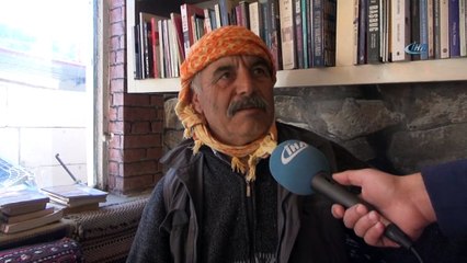 Kahvehaneye kurduğu kütüphane ile müşterilerine okuma yazma öğretiyor