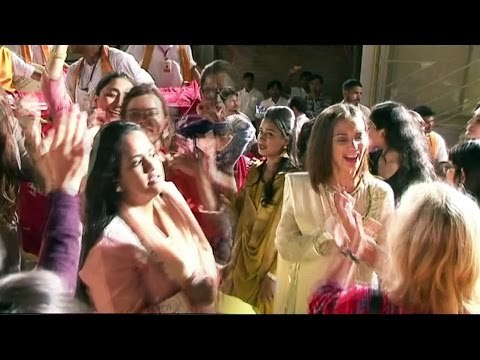 Salman Khan's SISTERS FUNNY DANCE At Ganpati Visarjan 2016