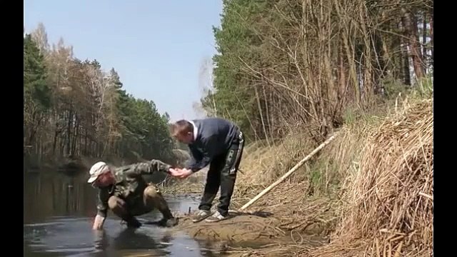 Deux pêcheurs vont avoir la peur de leur vie en remontant leur ligne... Découverte terrifiante