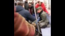 Ce pitbull ne veut plus lacher la chaussure d'un homme dans le métro...