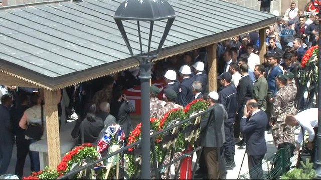 Mardin'de çatıdan düşerek şehit olan polis memuru Kubilay Kahraman son yolculuğuna uğurlandı
