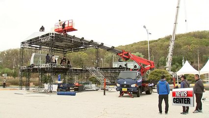 Скачать видео: Press finishing up final touches for live coverage of inter-Korean summit