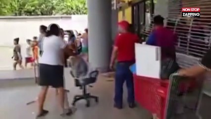 Venezuela : Des habitants rapportent des objets pillés par des voleurs (Vidéo)