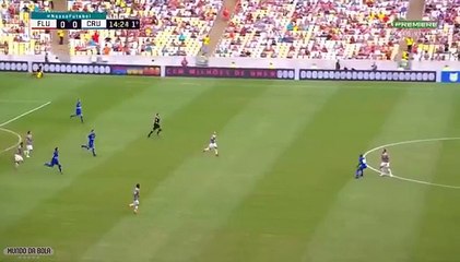 Un joueur brésilien lâche un gros tacle dans le visage de son adversaire