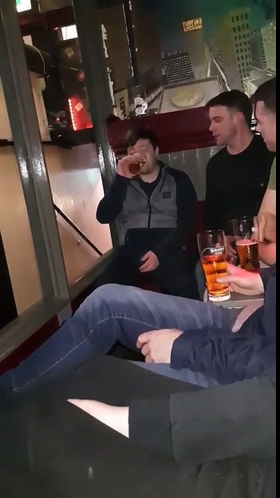 Un jeune homme descend une bière cul sec ...