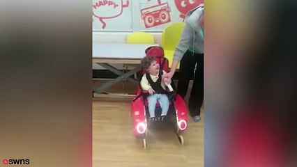Anne karnında felç geçiren çocuğun hareket etme sevinci