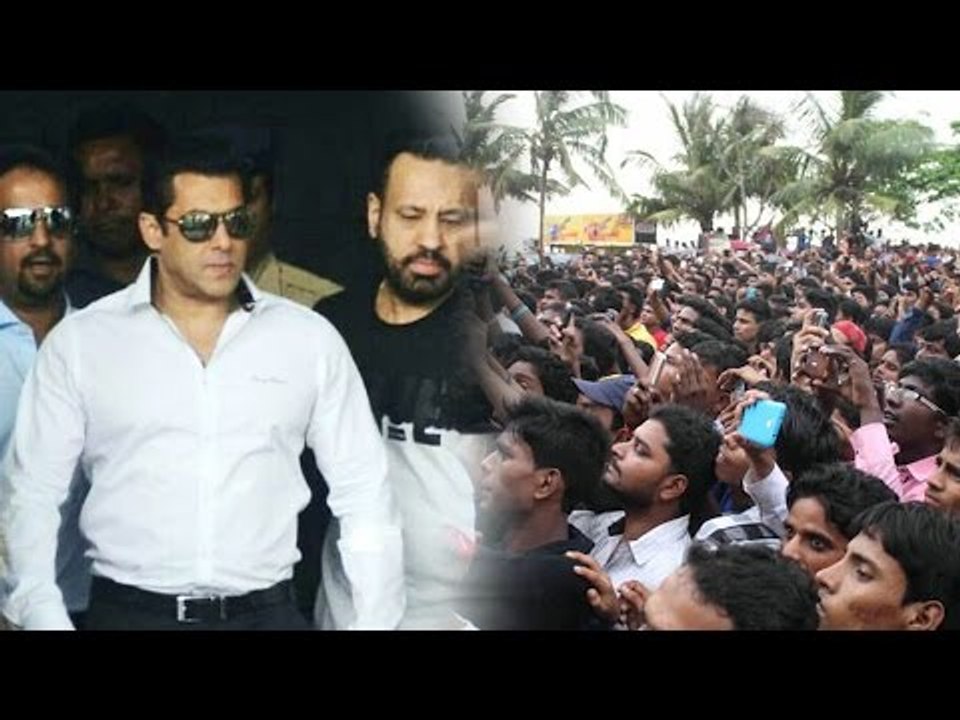 FANS Outside Salman's House | Salman Khan Acquitted In Chinkara, Blackbuck Poaching Case