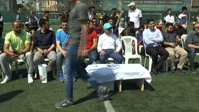 3’üncü Suriyeli Çocuklar Futbol Turnuvasında şampiyon takım kupa kaldırdı