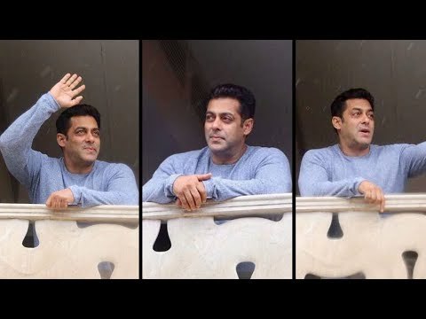 Salman Waves To FANS From Balcony Of His House - EID 2017