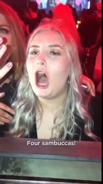 Ivre, cette jeune femme commande à boire à la cabine du DJ