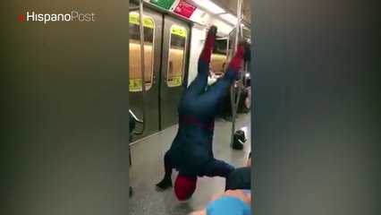 En Chile también hay un “Hombre Araña” que entretiene a quienes viajan en el Metro