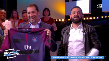 Cyril Hanouna offre le maillot du PSG à Christophe Castaner