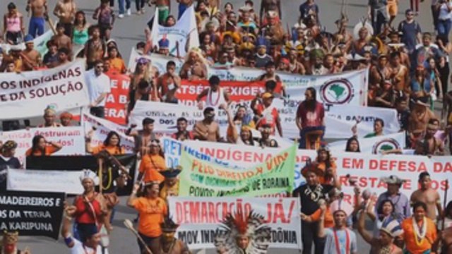 Indígenas toman las calles de Brasilia en demanda de tierras