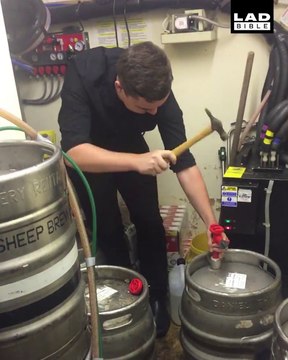 Comment ouvrir un fût de bière faon bourrin... FAIL