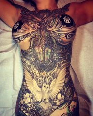 Elle a tout le corps tatoué... Incroyable