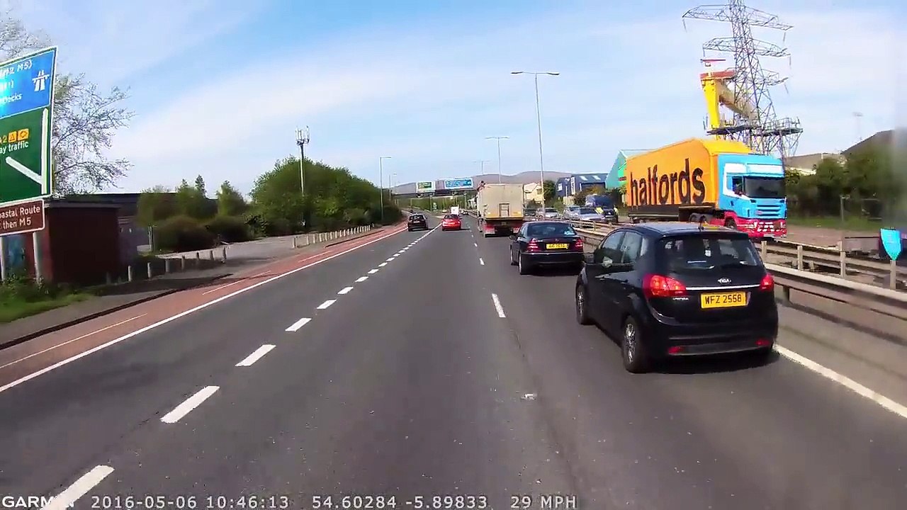 Ce camion embarque une voiture qui se rabat sur lui... Douloureux