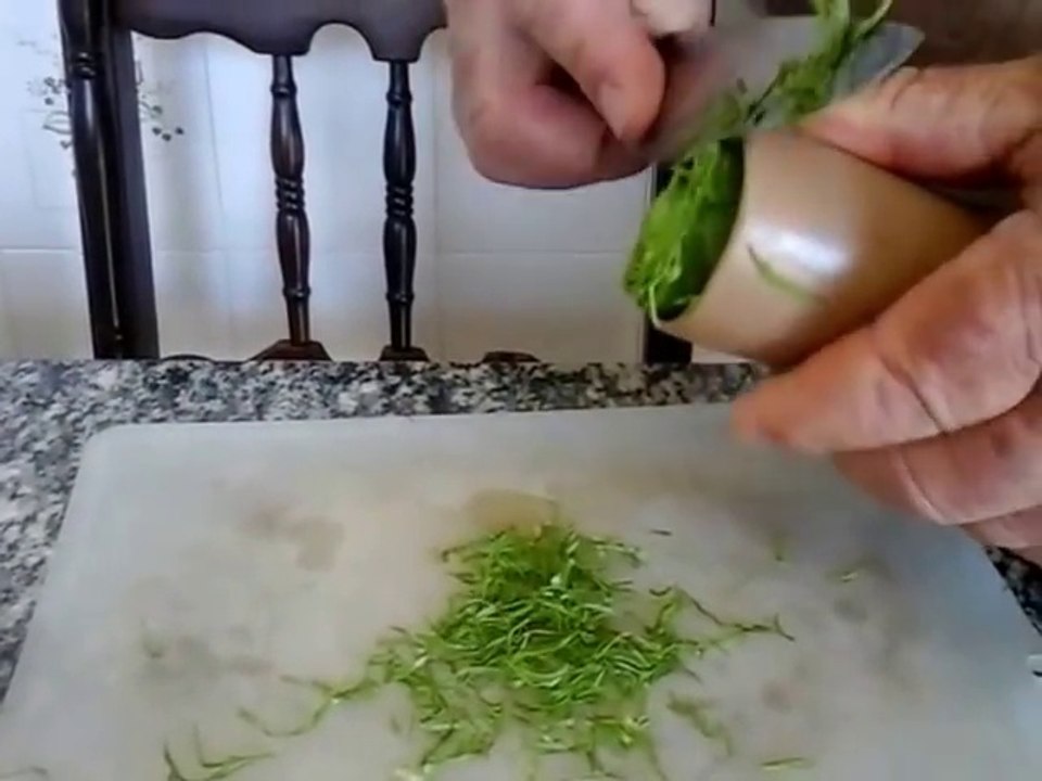Truque simples para cortar couve fininha. Super prático!