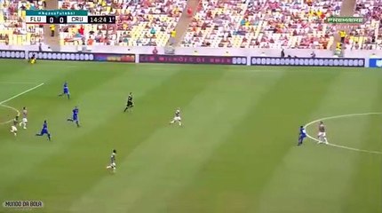 Le vilain tacle en pleine tête d'un joueur brésilien !