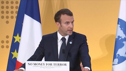 ماكرون يدعو لإلحاق الهزيمة بالإرهاب ميدانيا وإلكترونيا