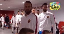 لحظة تسليم محمد صلاح على زملاؤه من فريق روما قبل المباراة