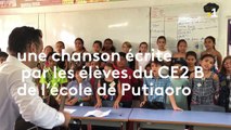 « Vivre avec ses différences et saisir l’opportunité de pouvoir accéder à l’éducation » c’est le message de la chanson des élèves du CE2 B de l’école Putiaoro.