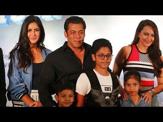 Da-Bang Tour Pune | Salman Khan Poses With His Katrina And Sonakshi Mates And Little Fans