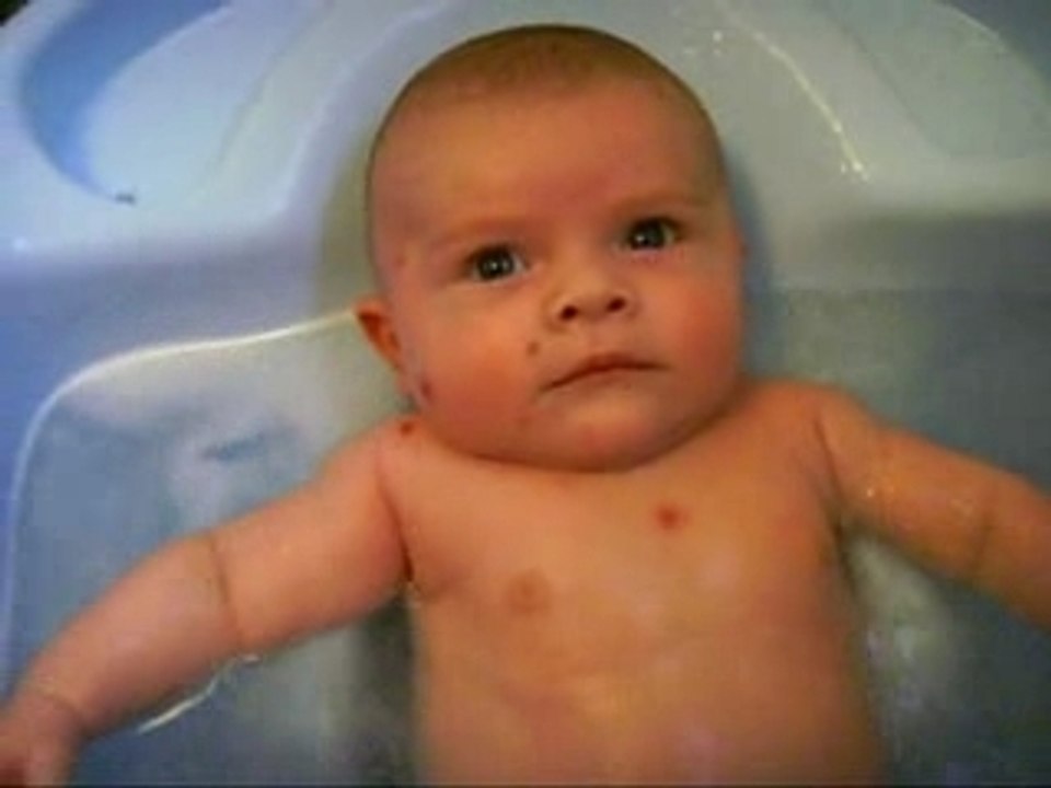 Alan, 2 mois dans le bain