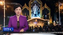 Cientos de miles de personas asisten a la ceremonia de incineración del monarca Bhumibol Adulyadej