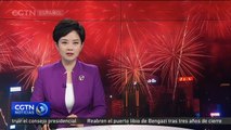 Hong Kong lanza fuegos artificiales en Puerto Victoria