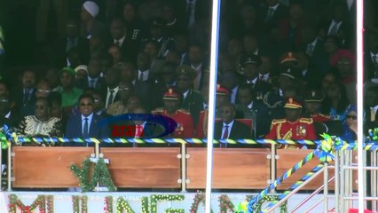 Komando avuta gari kwa kutumia meno kwenye Sherehe za Miaka 54 ya Muungano