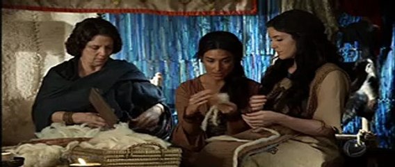 “Os Dez Mandamentos II” 26/04/18: no capitulo 003 (Nova Temporada) quinta-feira, 26 de abril, Abiú abusa do vinho da festa. Radina, Ada, Jerusa, Damarina e Jaque conversam animadas sobre a festa e lembram os olhares de Nadabe para Damarina