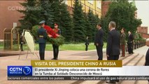 El presidente Xi Jinping coloca una corona de flores en la Tumba al Soldado Desconocido de Moscú