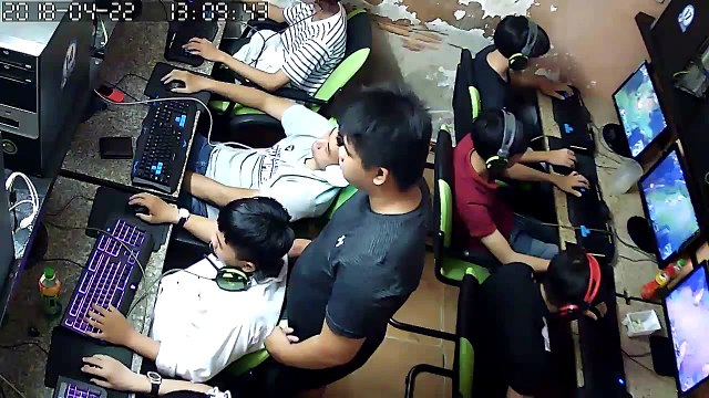 Đang chơi game ngon lành, thanh niên bất ngờ bị ăn combat tím mặt từ phía sau