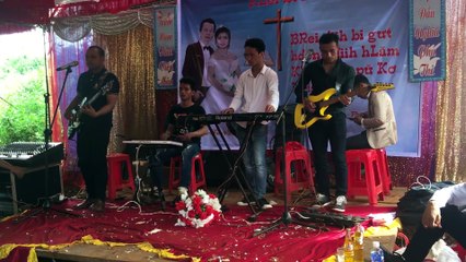 Ban nhạc chất nhất Tây Nguyên. Anh dancer áo xanh quẩy khét lẹt