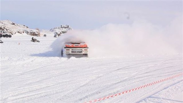 Mit Vollgas durch die Eiswüste: Motorsport in Sibirien