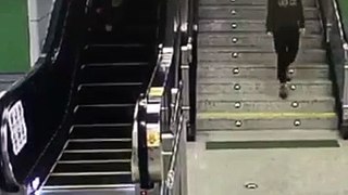 Abuela contra el ascensor