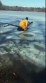 Un bombero arriesga su vida en un estanque congelado para salvar a una perra
