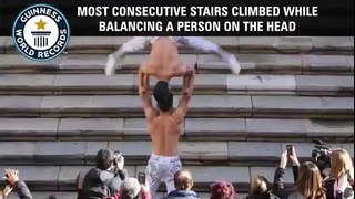 Un hombre sube 90 escaleras sosteniendo a otra persona con la cabeza丨CGTN en Español