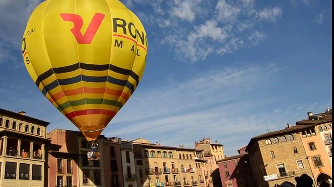 Décollage d'une montgolfière.. dans les immeubles de la ville !